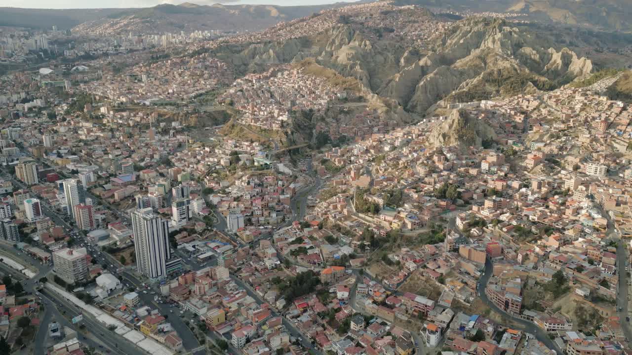 toma aérea de establecimiento de la ciudad de la paz, bolivia, casas de tugurios en la montaña andina con luz solar, destino de viaje latinoamericano