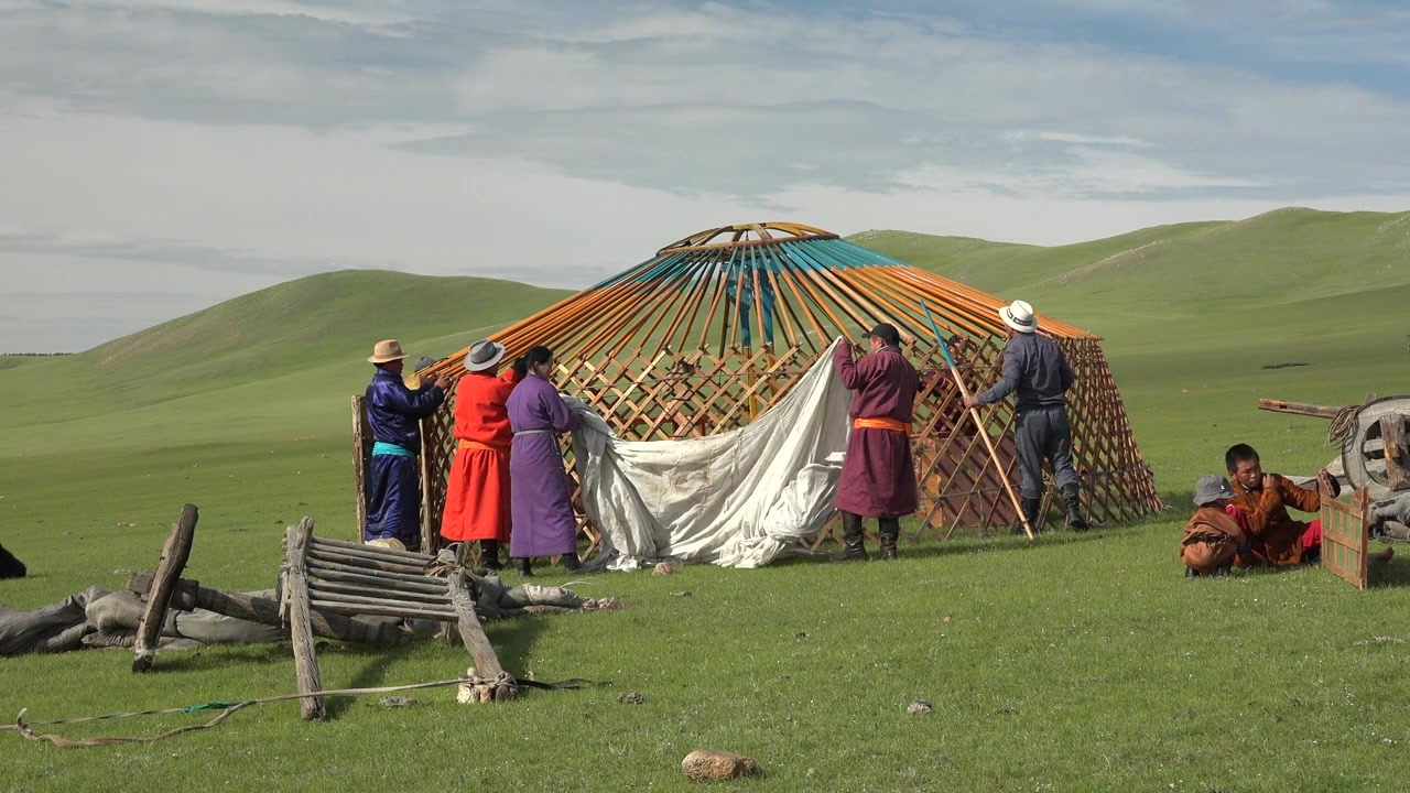 Mongolsk familie arbejder sammen om at opsætte et traditionelt Ger-telt