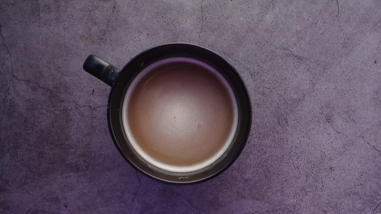 чёрная кофейная чашка