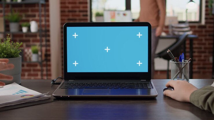 POV eines Startup-Managers, der auf einem Laptop mit Greenscreen tippt