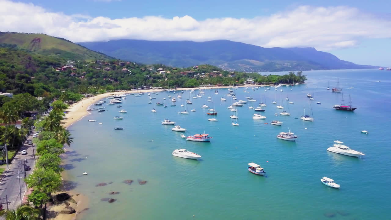 해안 근처에 정박해 있는 수많은 선박의 항공 사진