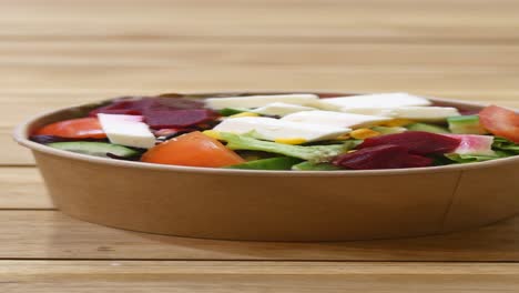 ensalada mixta en un tazón de papel