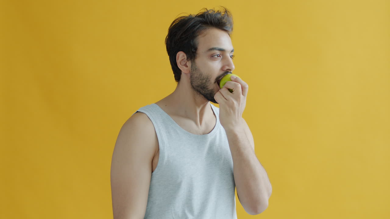 hombre comiendo una manzana