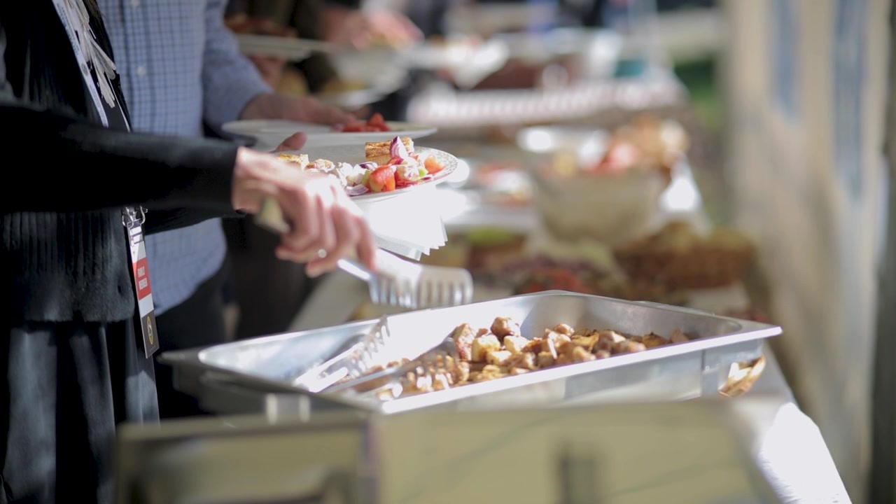 Disporre il cibo sul tavolo del buffet
