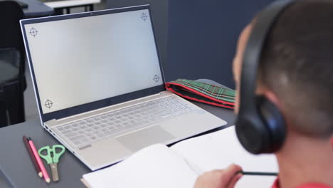 Un-Joven-Caucásico-Se-Centra-En-Una-Computadora-Portátil-Con-Una-Pantalla-En-Blanco-Con-Espacio-Para-Copiar