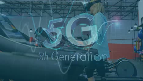 Animation-Von-5G-Text-Der-5.-Generation-über-Einer-Frau-Mit-VR-Headset-Und-Beinprothese,-Die-Auf-Trea-Trainiert