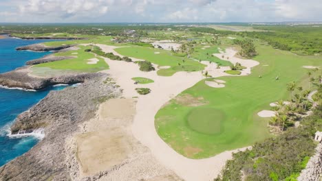 Campo-De-Golf-Panorámico-En-Punta-Cana,-República-Dominicana-Durante-El-Día---Retroceso-Aéreo