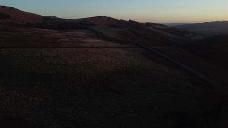 Vistas-De-La-Puesta-De-Sol-Mirando-A-Través-De-Las-Montañas-Del-Distrito-De-Los-Picos-Durante-El-Invierno