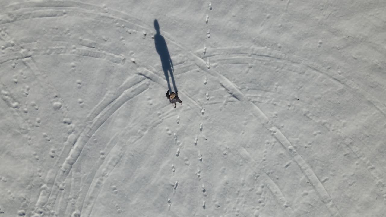 눈 속을 걷는 남자