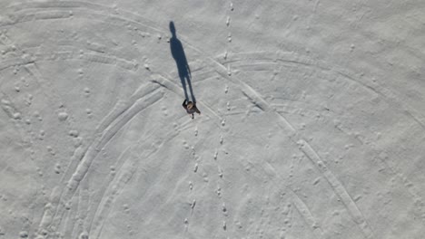 Hombre-Caminando-En-La-Nieve