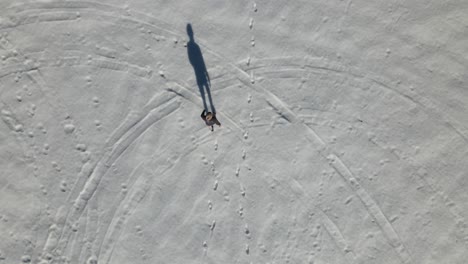 Mann-Läuft-Im-Schnee