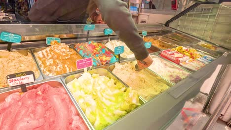 recogiendo helados en un mercado vibrante
