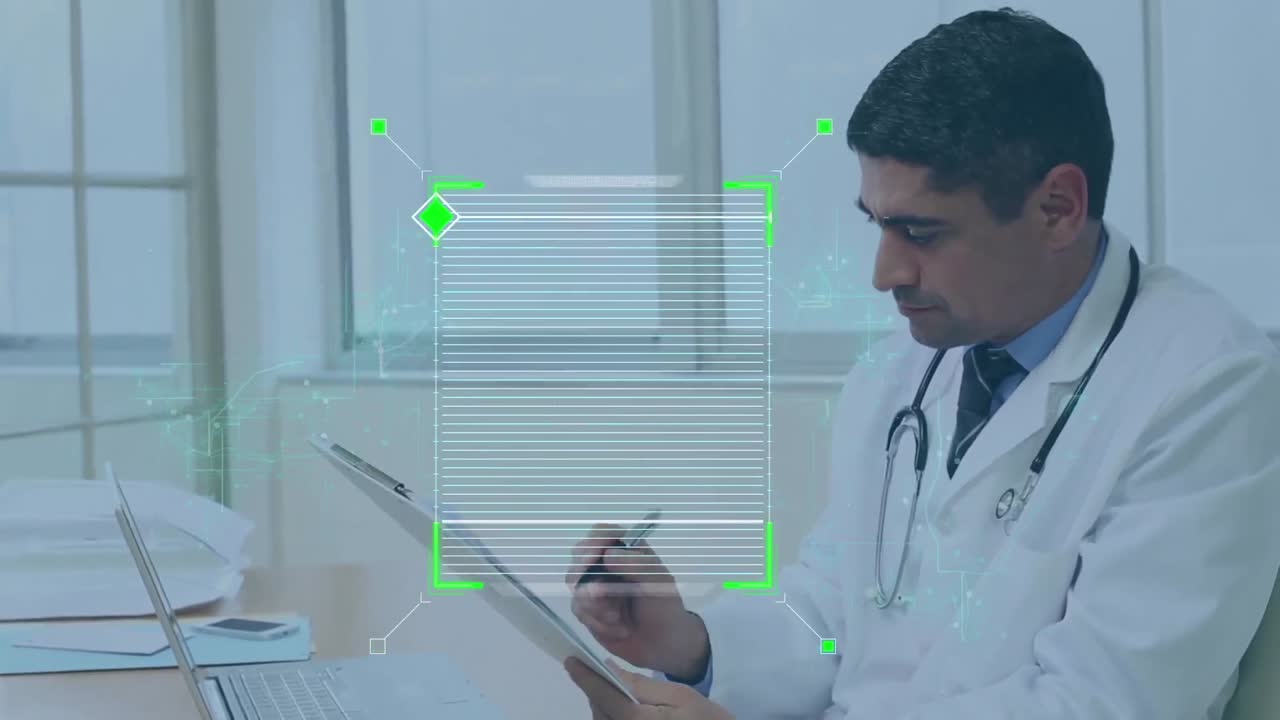 animación de escáner con procesamiento de datos sobre la escritura de un médico masculino biracial