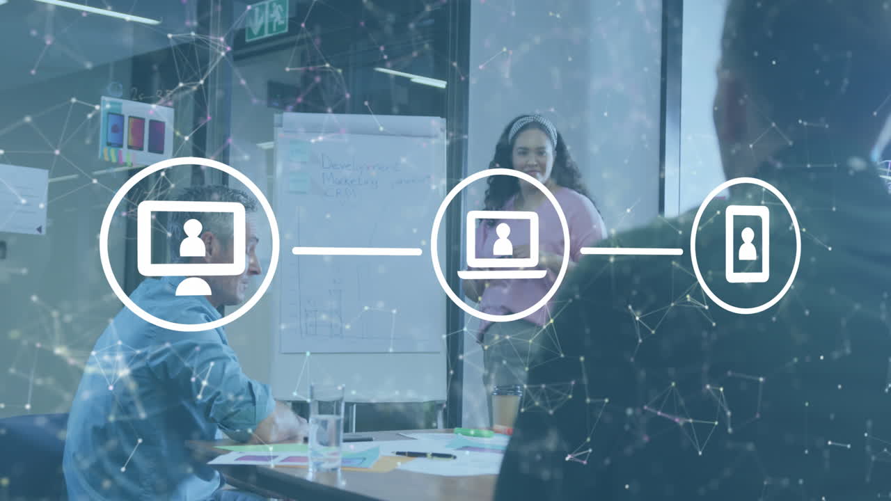 animación de portátiles, teléfonos, iconos de computadoras con puntos conectados sobre diversos colegas discutiendo