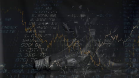 animación de un martillo rompiendo una bombilla sobre estadísticas y procesamiento de datos financieros