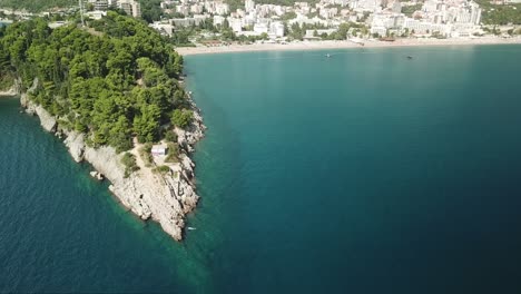 Vista-Aérea-De-La-Pintoresca-Costa-Del-Mar-Adriático-Cerca-De-La-Ciudad-De-Bečići-En-El-Municipio-De-Budva,-Montenegro