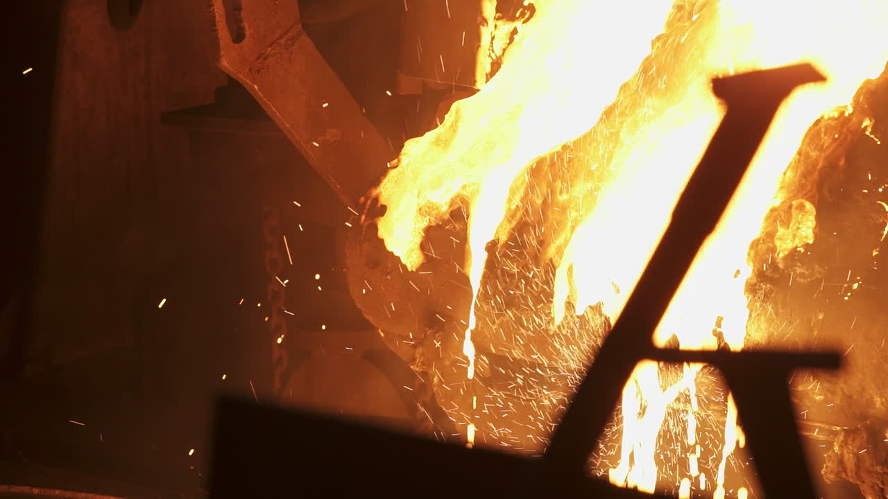 녹은 금속을 이에 부어 넣는 것