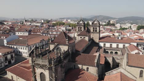 paisaje urbano de braga portugal, con la iglesia de san antonio de cerca