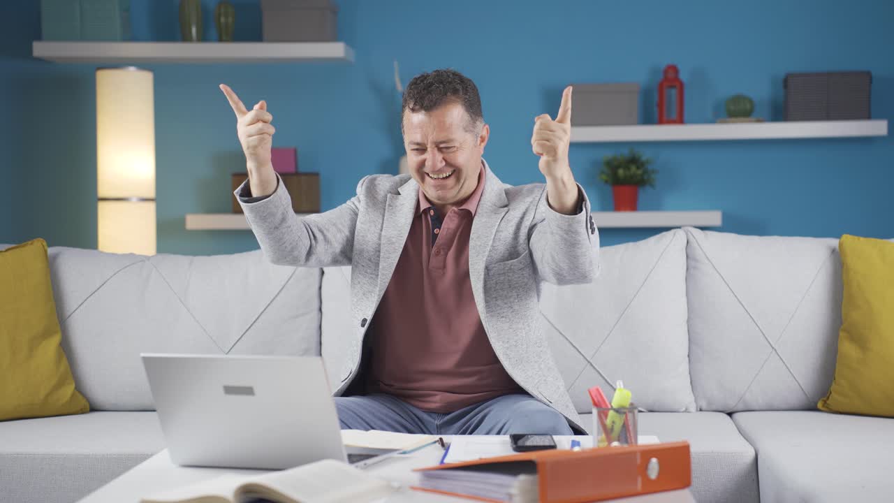 el hombre de la oficina en casa actúa inteligente y inteligente.