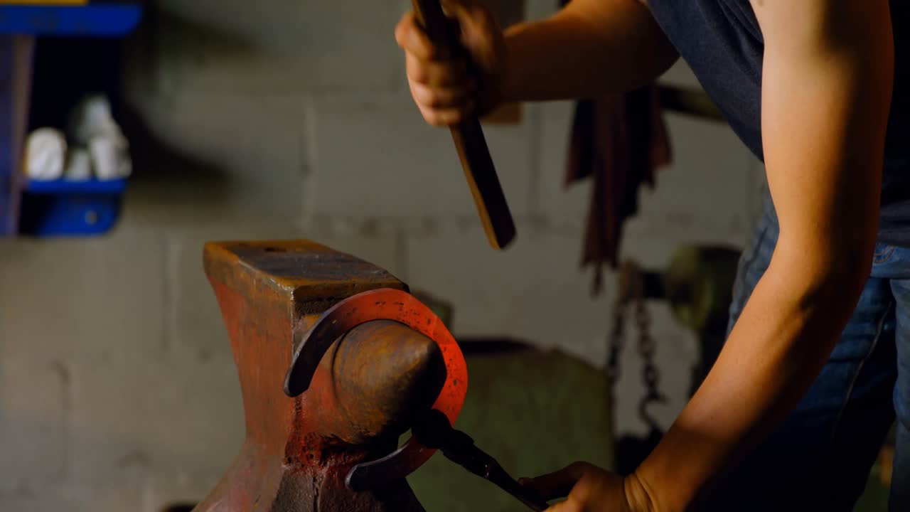 여성 금속공 4k 공장에서 말발 ⁇ 을 몰딩