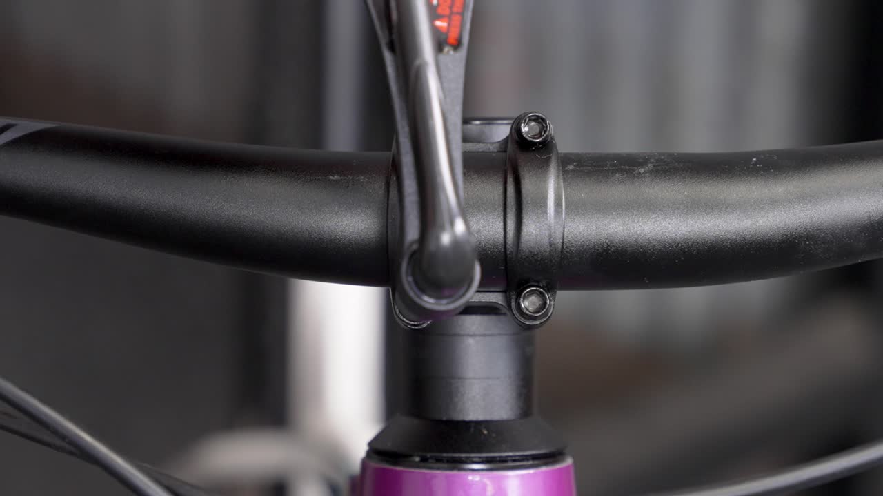 자전거 메카닉에 의해 산악 자전거에  ⁇ 바를 신중하게 설치 -  ⁇ 크 렌치 견인 볼트의 클로즈업 균일한 압력