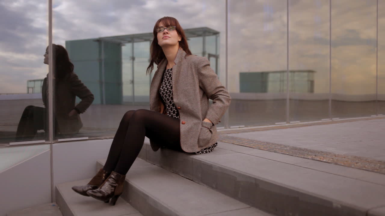 молодая женщина на улице 17