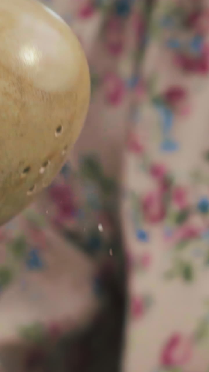 наливать воду из керамического горшка