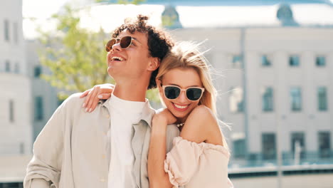 pareja feliz al aire libre