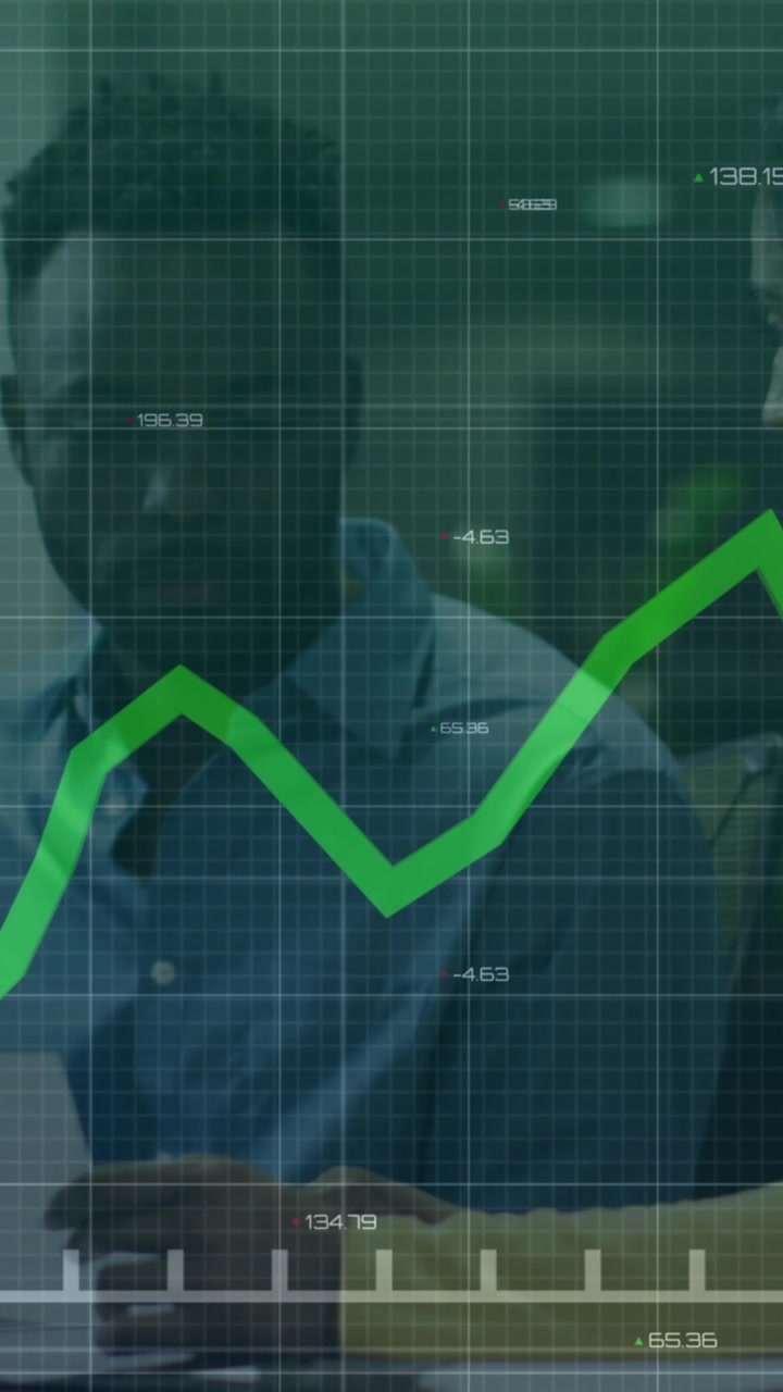 Animazione di elaborazione dati statistici su un uomo e una donna che discutono in ufficio.