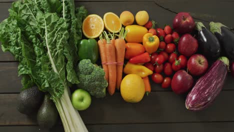 vídeo de frutas y verduras frescas de colores en tablas de madera en el fondo