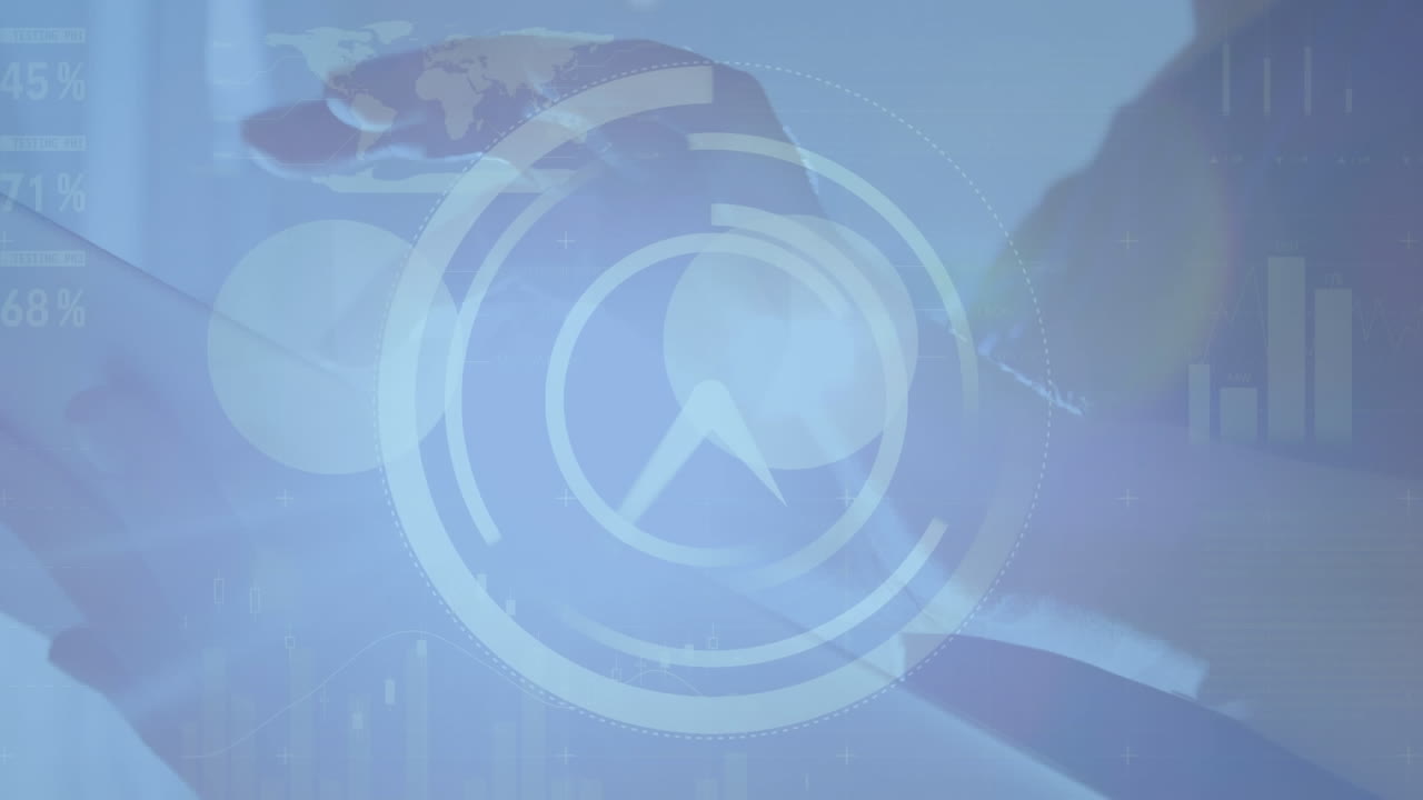 디지털 태블릿을 사용하여 백인 여성의 중간 부분에 대한 시계 및 인포그래픽 인터페이스의 애니메이션