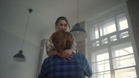 una familia emocionada disfrutando de su nuevo hogar en el interior. un hombre sostiene a una chica en casa.