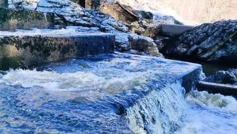 Vista-De-Cerca-De-Una-Escalera-De-Salmón-Río-Örekil-Munkedal-Suecia