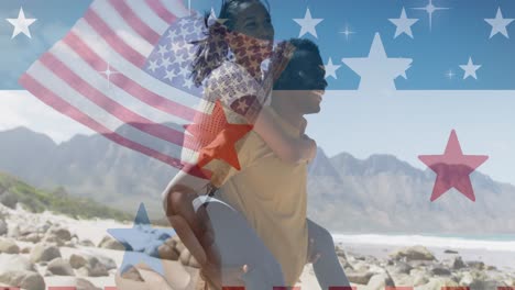 Animation-Der-Amerikanischen-Flagge-über-Einem-Lächelnden,-Vielfältigen-Paar,-Das-In-Den-Bergen-Trägt