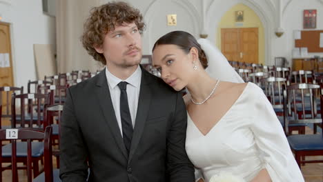 pareja sentada durante la ceremonia de la boda