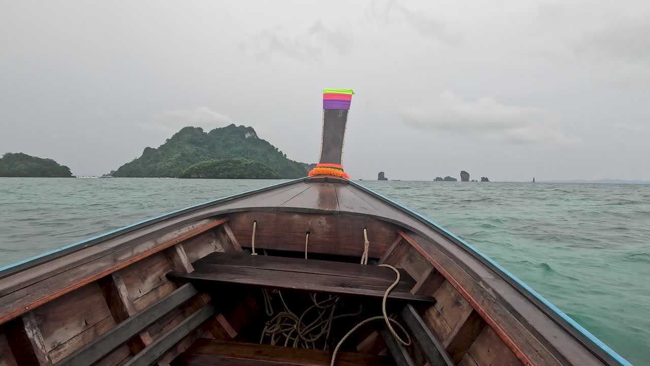 바다에서 긴 리 보트 여행