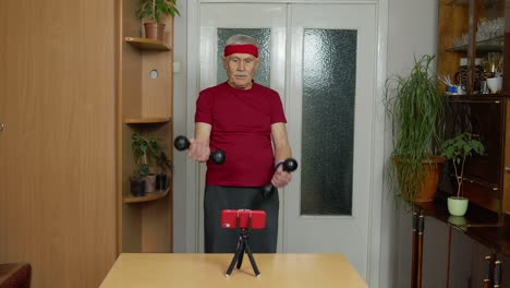 Reifes-Paar-Mann-Fitnesstrainer-Coach-Aufnahme-Video-Online-Workout-Blog-Kurs-Mit-Smartphone