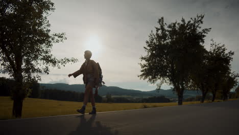 Mujer-Explorando-La-Naturaleza-Mientras-Camina-Por-La-Carretera.