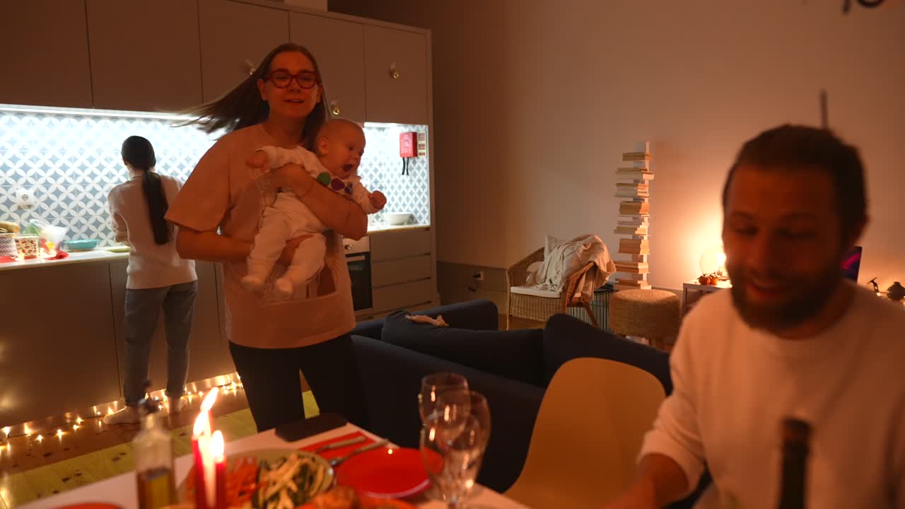 cena cálida con amigos y familiares