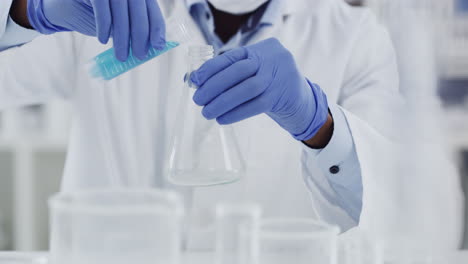 científico que lleva a cabo un experimento químico