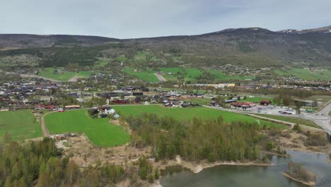 Vista-Aérea-De-Otta-Noruega---Ciudad-Y-Carretera-E-6