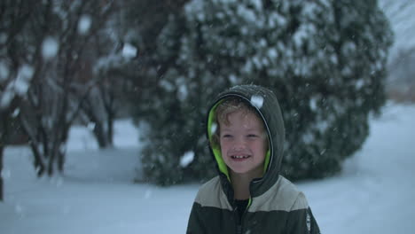 Niño-Feliz-En-La-Mañana-De-Navidad-Jugando-En-La-Nieve