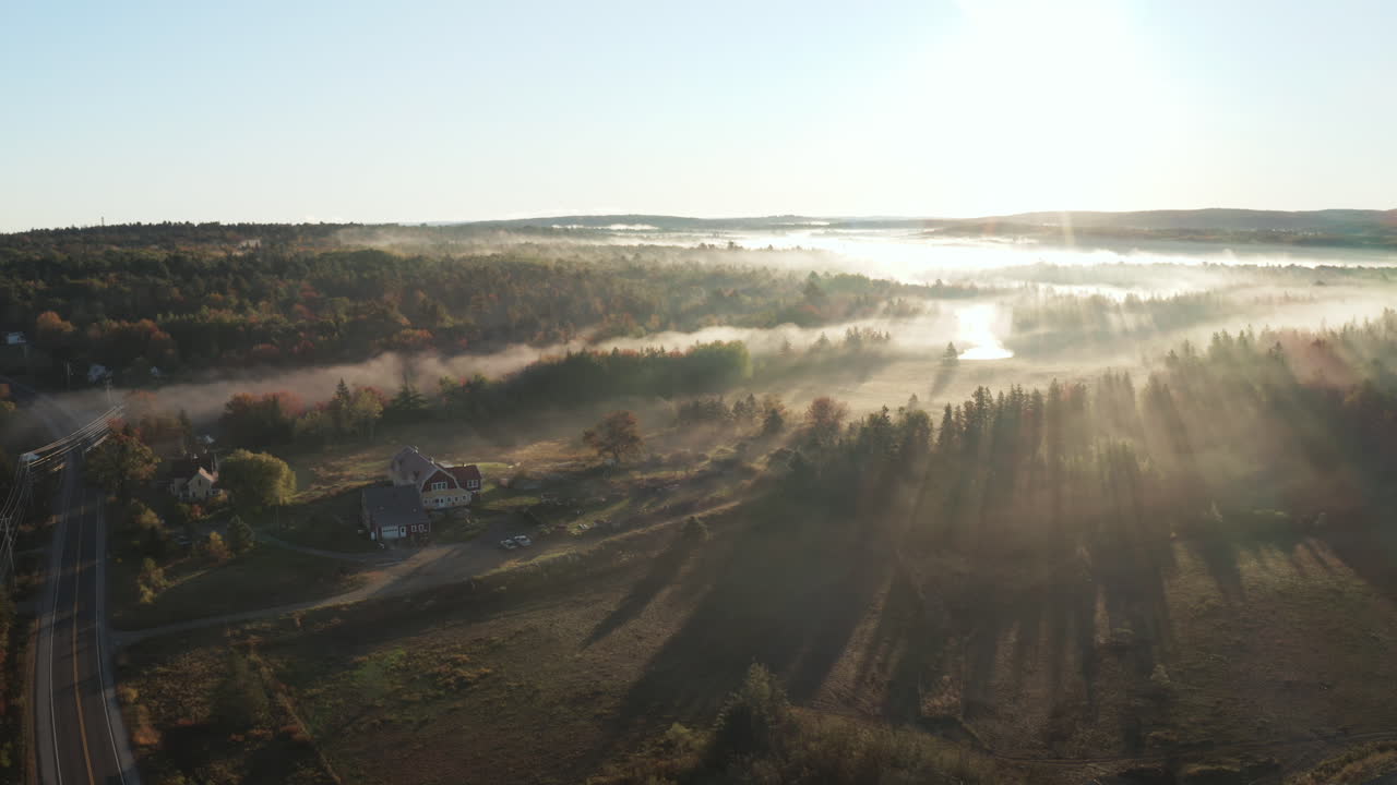 안개 낀 날 미국 메인 주 mdi에서 헛간과 수목선이 내려다보이는 높은 공중 팬 드론 영상