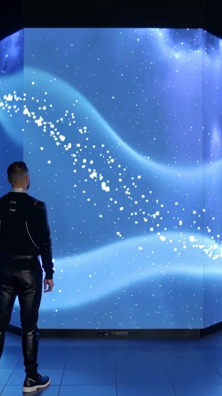 Video verticale: Reagendo a un'onda blu, uomo in nero che guarda un display curvo in galleria, spazio per il testo