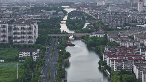 Blick-Von-Oben-Auf-Die-Alten-Historischen-Gebäude-Der-Antiken-Stadt-Und-Den-Großen-Platz-Mit-Eilenden-Menschen-Zwischen-Bürowolkenkratzern-Und-Vorbeifahrendem-Autoverkehr-Von-Der-Abenddämmerung-Bis-In-Die-Nacht