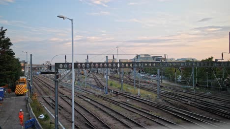 una vista de muchos caminos ferroviarios vacíos cerca de la estación con puesta de sol en el fondo, cambridge, inglaterra