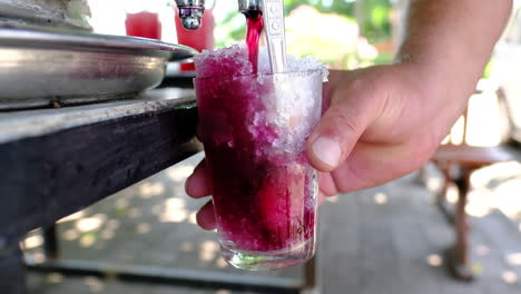 Sorbet-Ergießt-Sich-Auf-Den-Schnee-Im-Glas