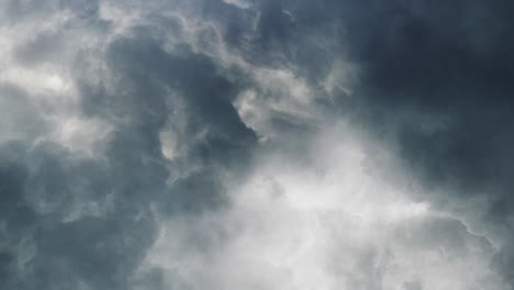 the-thunderstorm-that-struck-inside-the-thick-clouds