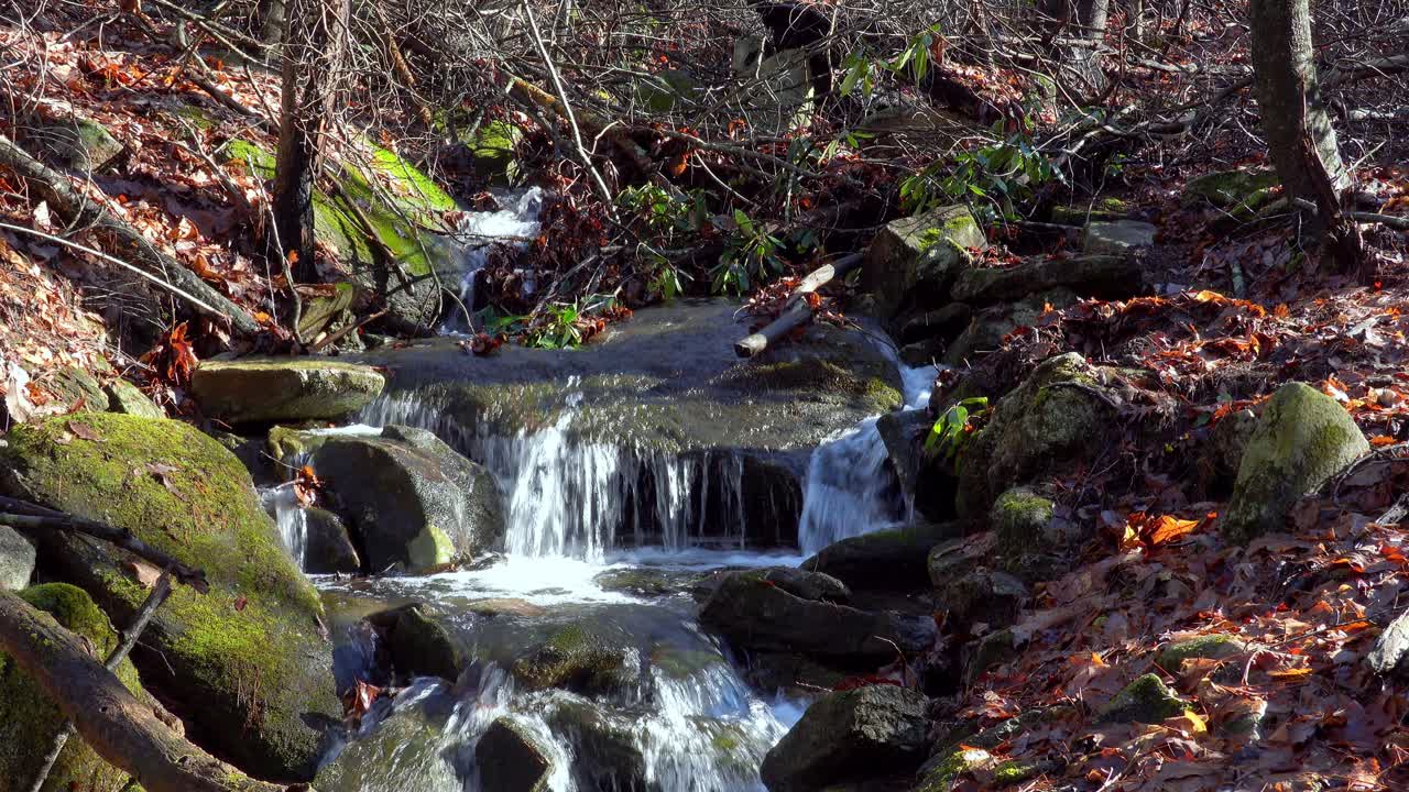 arroyo en el parque estatal stone mountain engañando a las rocas