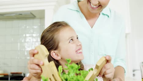 Mutter-Hilft-Tochter-Bei-Der-Salatzubereitung